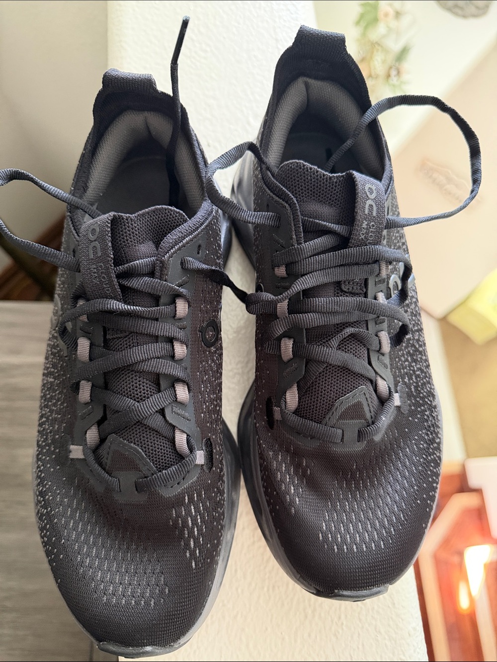 On Cloud women’s Cloud Surfer Max running shoes. Black with gradient grey